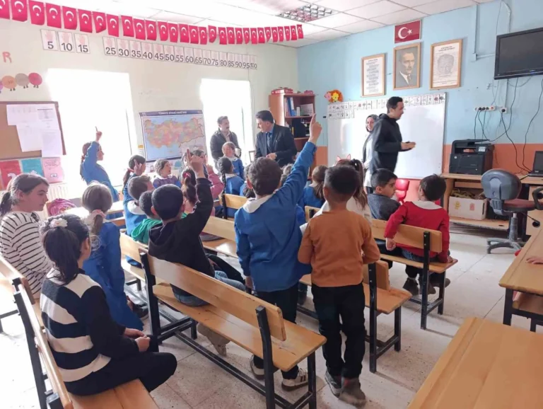 Diyadin’de Güller Konuştu: “Öğretmene Silah Değil, Gül!”