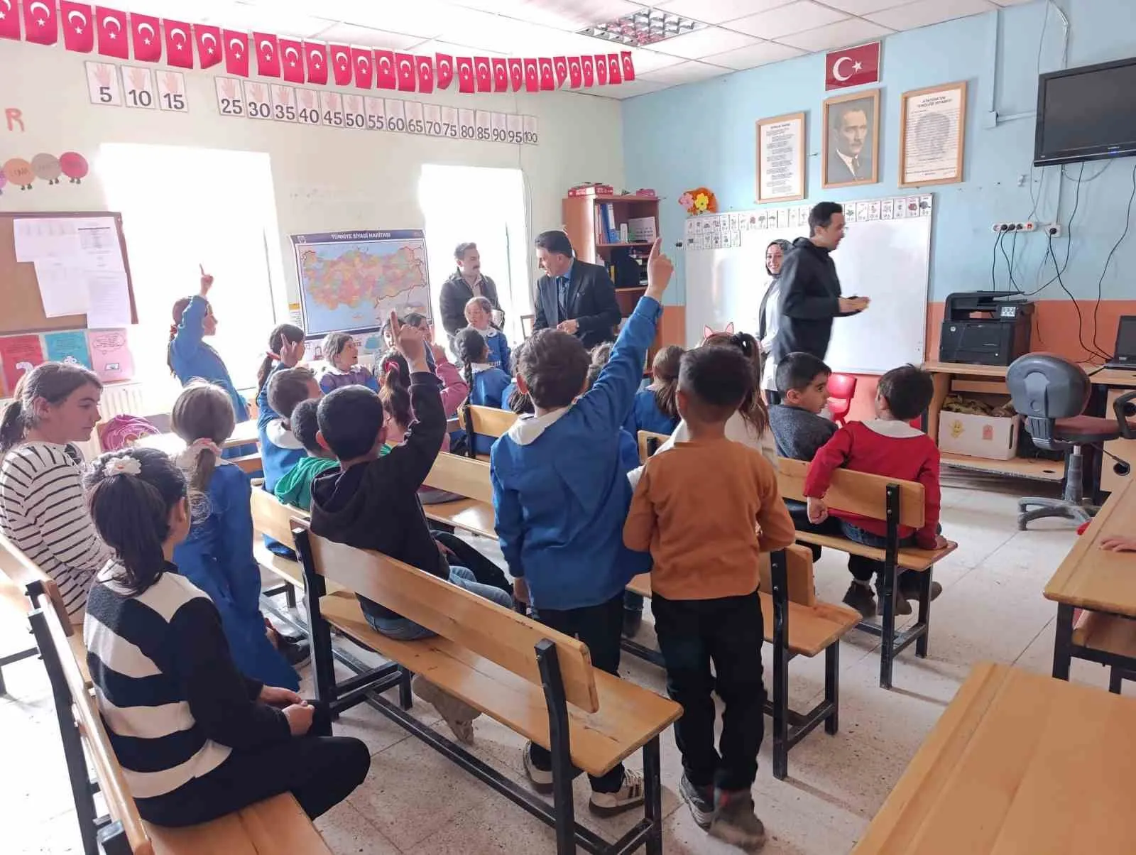 Diyadin’de Güller Konuştu: “Öğretmene Silah Değil, Gül!”