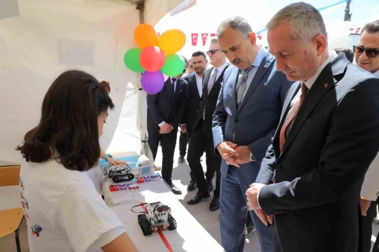 Ağrı’da Bilim Ateşi Yandı: Geleceğin Mucitleri Sahneye Çıktı