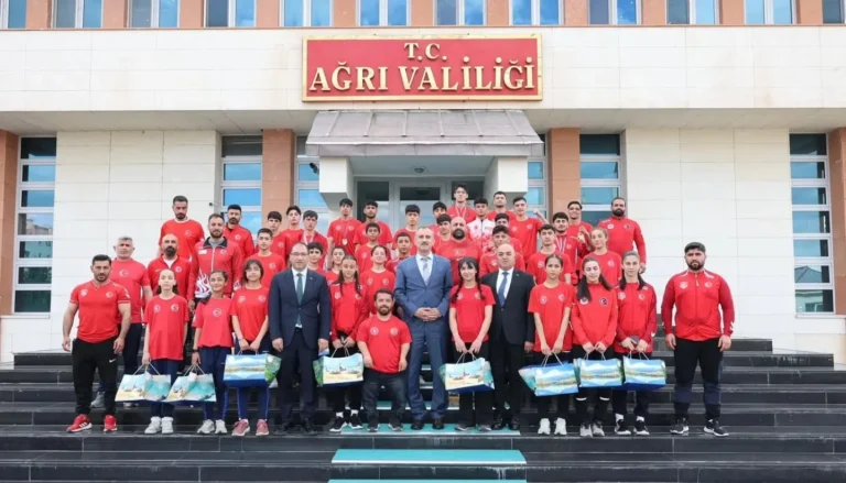 Şampiyonlar Makamda: Ağrı’nın Altın Gençlerine Vali Desteği
