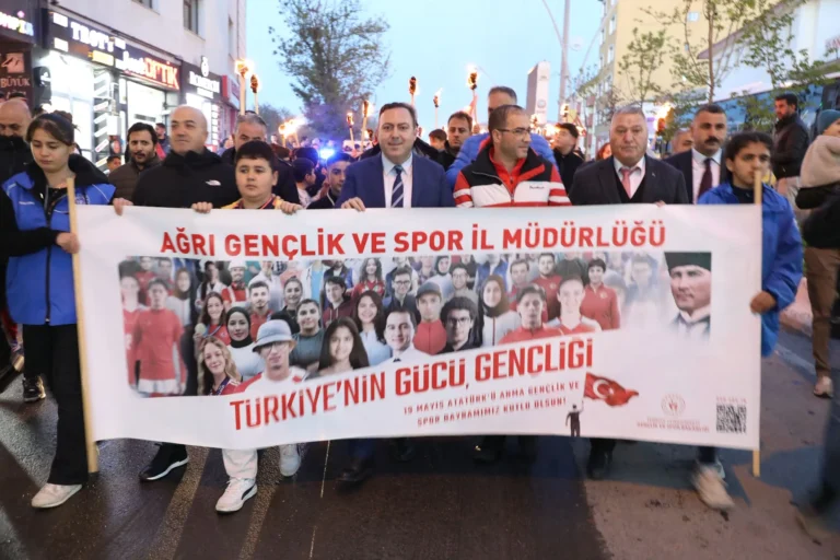 Ağrı’da 19 Mayıs Gecesi: Meşaleler Göğü, Gurur Kalpleri Aydınlattı