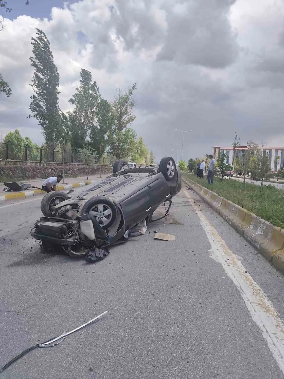 Patnos Merkezde Korkutan Kaza: Otomobil Refüje Çarpıp Takla Attı