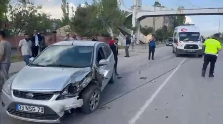 Patnos’ta Kaza Yapan Sürücü Otomobilini Bırakıp Kaçtı