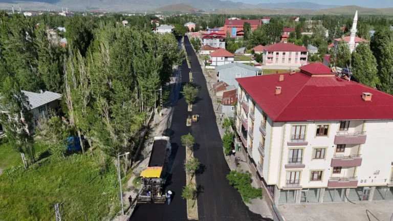 Patnos’ta Yol Yenileme ve Asfalt Çalışmaları Aralıksız Sürüyor