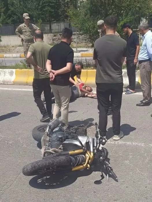 Patnos’ta motosiklet otomobile arkadan çarptı: 1 yaralı