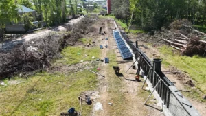 Patnos’ta yol çalışması direklere takıldı