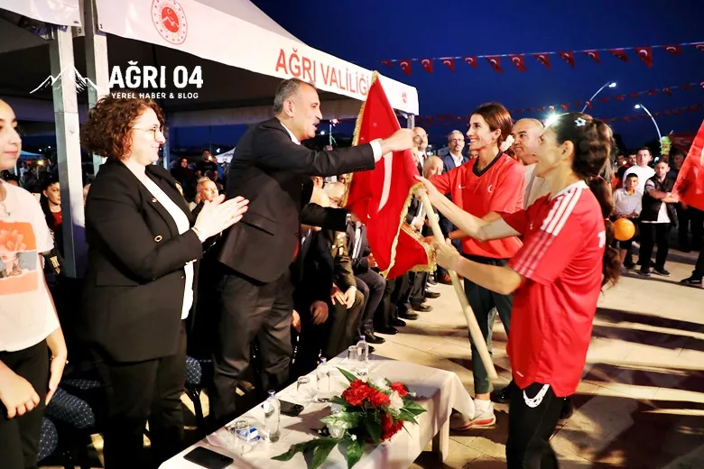 Ağrı’da Nefes Kesen Koşu: Şanlı Sancak Elden Ele Taşındı!