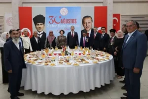 Zafer Gününde Anlamlı Buluşma: Şehit ve Gazi Aileleri Aynı Sofrada