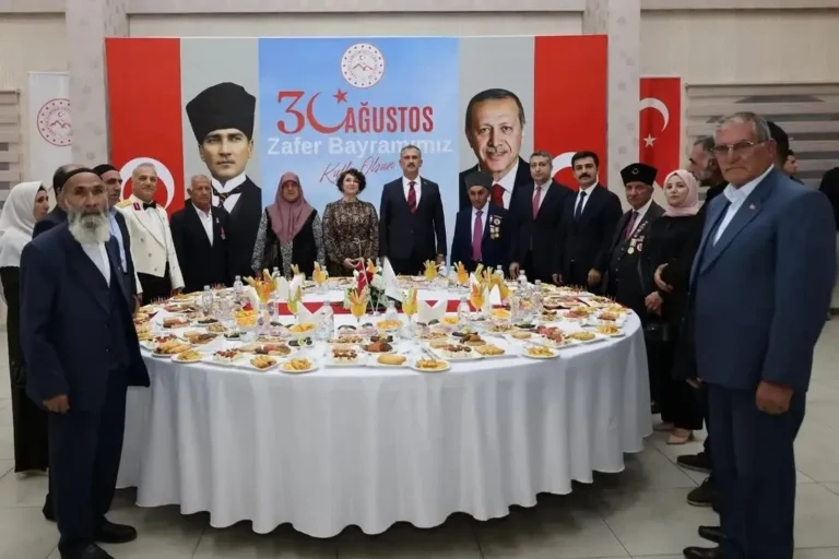 Zafer Gününde Anlamlı Buluşma: Şehit ve Gazi Aileleri Aynı Sofrada
