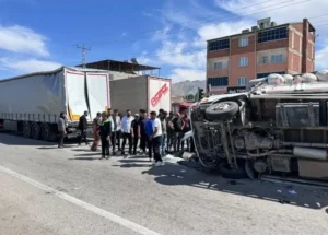 Doğubayazıt’ta Feci Kaza: Kamyonet TIR’a Çarptı, 1’i Ağır 2 Yaralı!