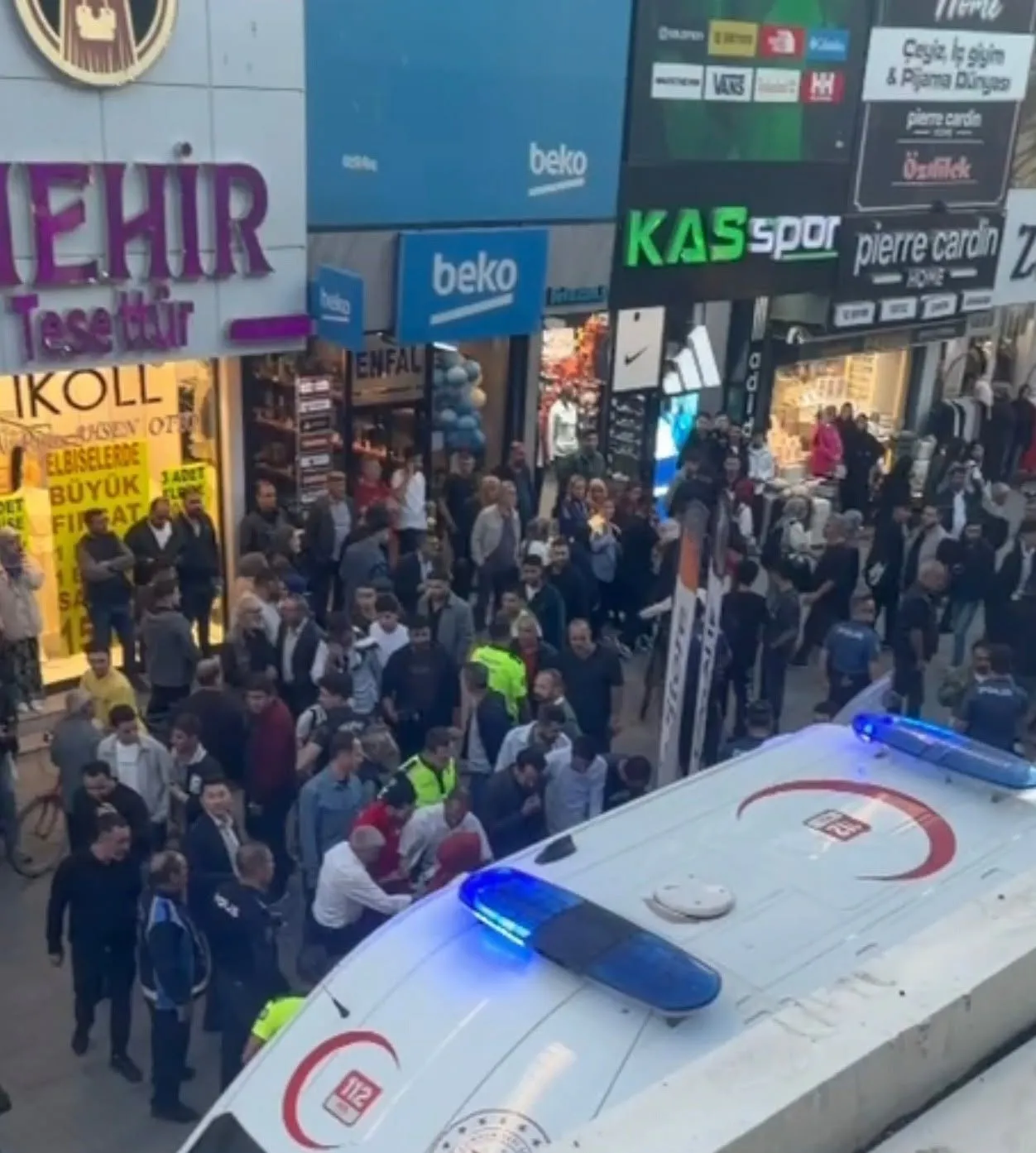 Cumhuriyet Caddesinde Kanlı Kavga: 1 Yaralı!