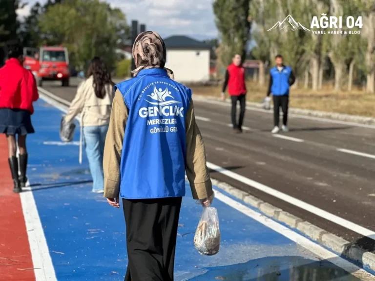 Ağrı’da Gençlerden Alkış Toplayan Hareket: Park Temizlendi!