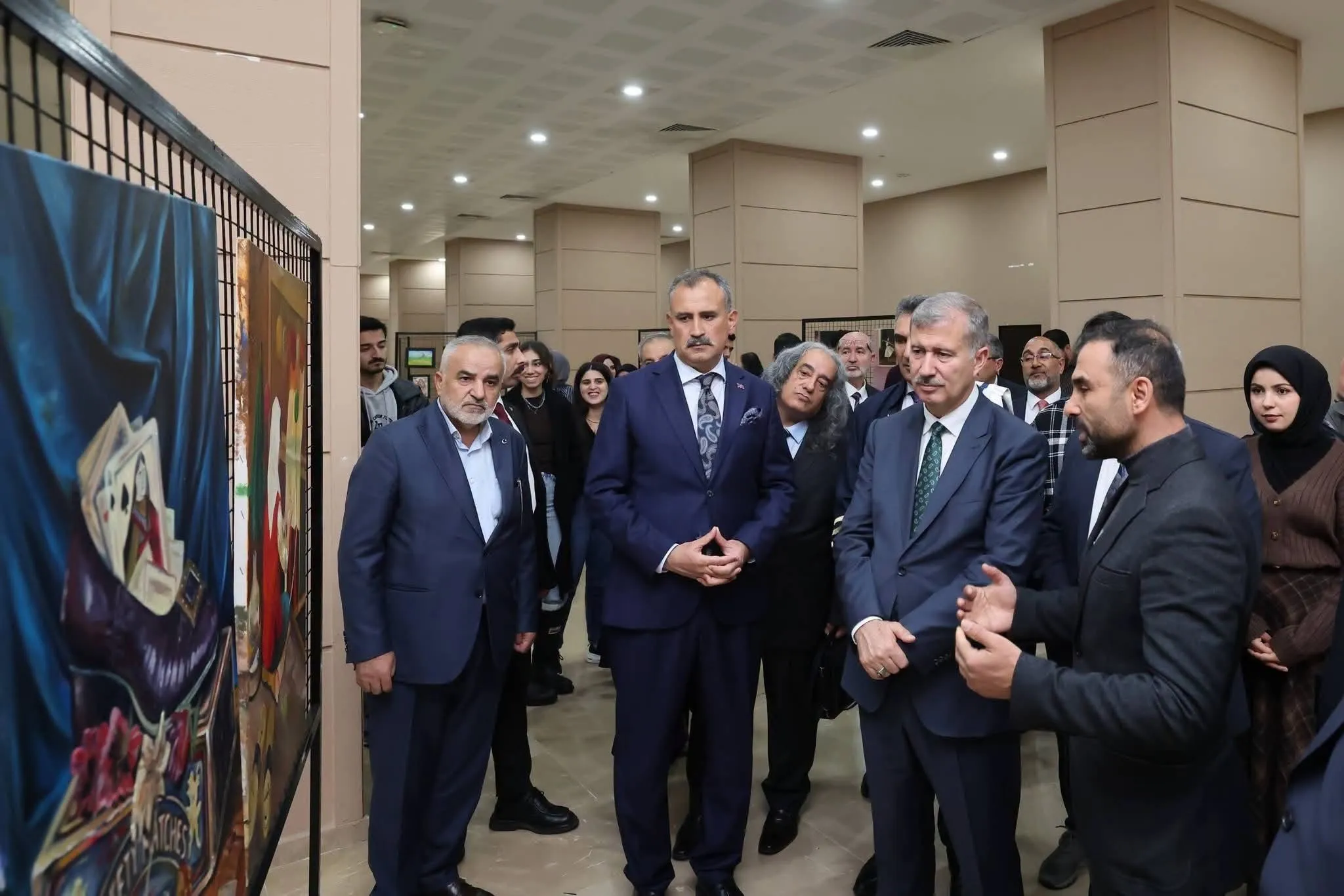 AİÇÜ’de Büyüleyici Sergi: 27 Özgün Eser Görücüye Çıktı!