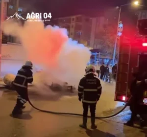 Doğubayazıt’ta Feci Kaza: Beton Varile Çarpan Motosiklet Yandı!